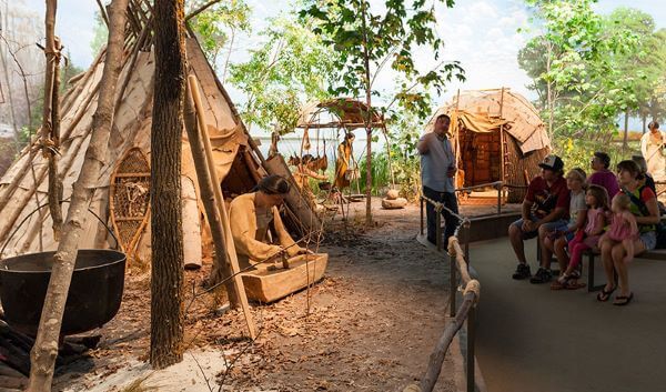 Display of life-sized dioramas representing Mille Lacs Band members in the Four Seasons Room.